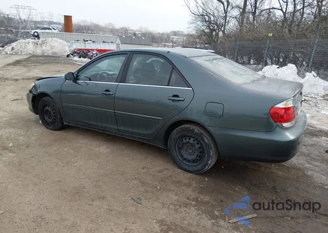 2005 Toyota Camry Le z USA, uszkodzony, nr VIN 4T1BE30KX5U045701